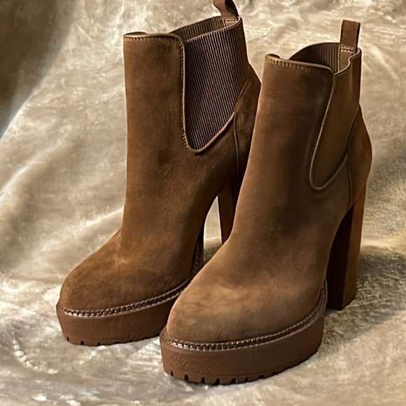 NWOB $190 Gianni Bini
Raanta Suede Lug Sole Platform Booties - Picture 5 of 7